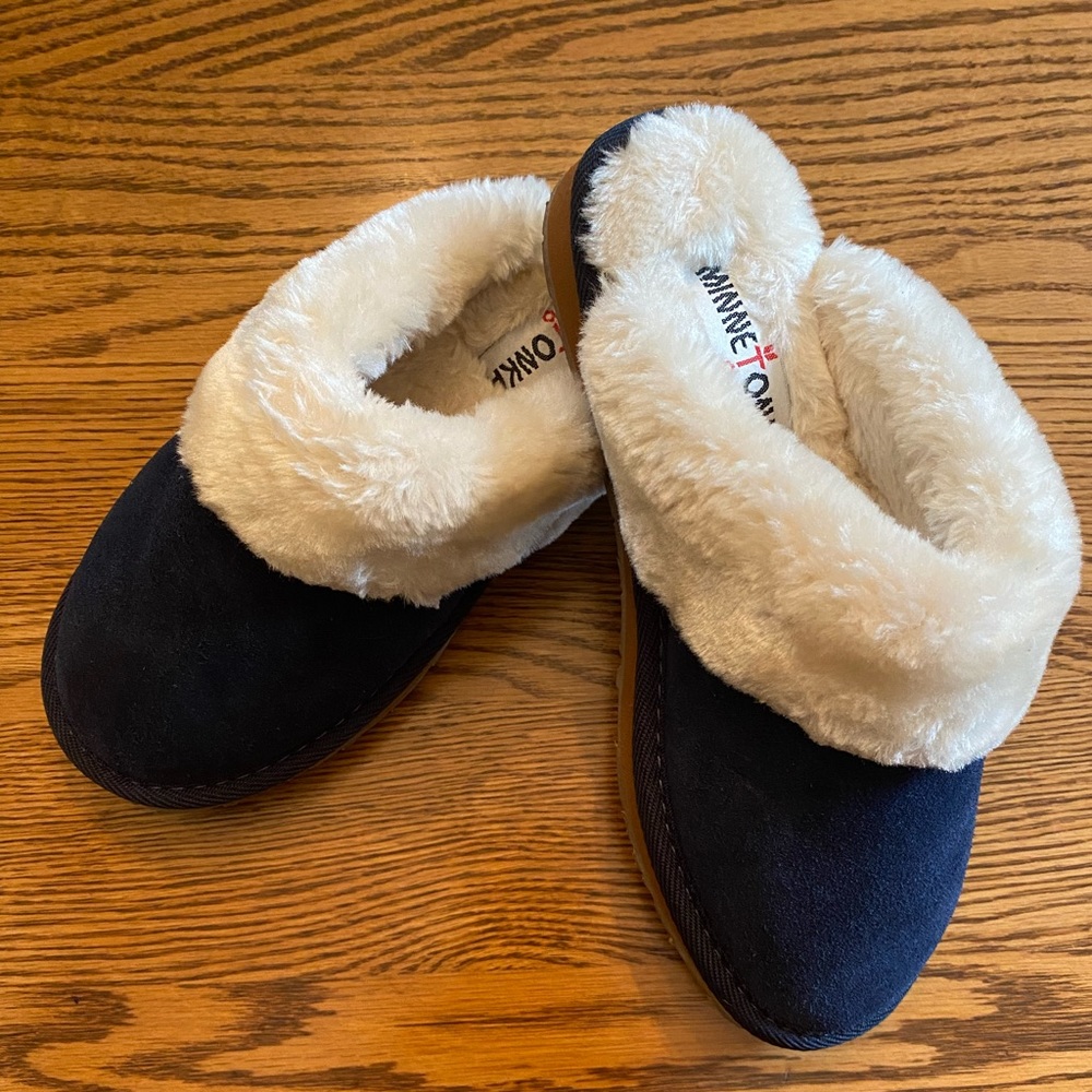 Minnetonka women’s slippers size 5/6 NWOT